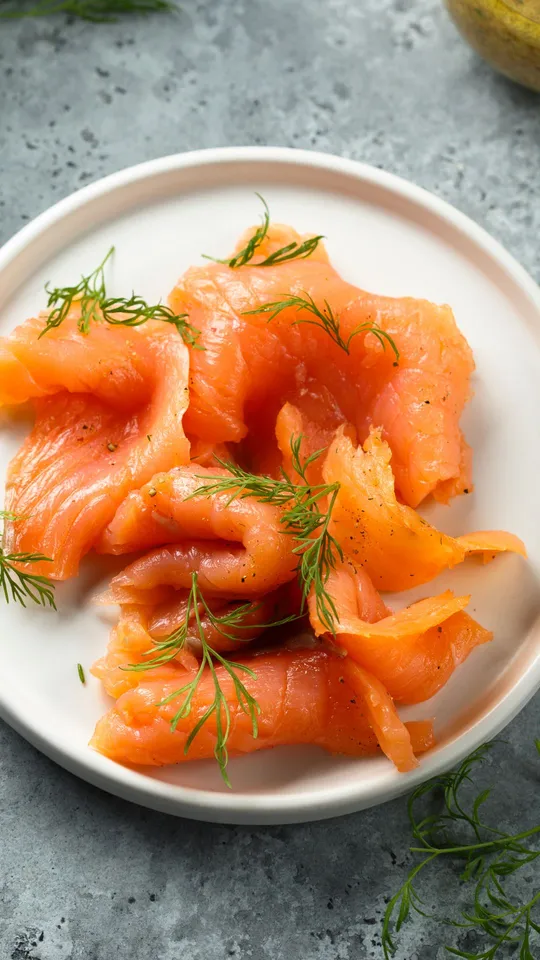 Piatto con salmone affumicato e foglie di aneto